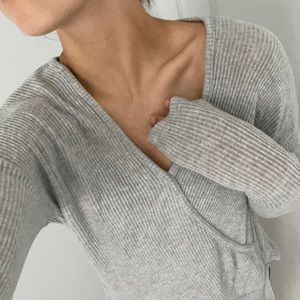 Ribbed long sleeve V-neck gray top